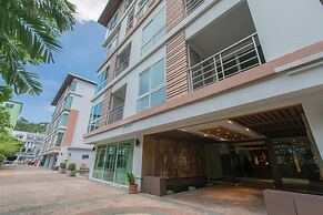 6-35 - 3 Bdr Condo With Balcony and Shared Pool