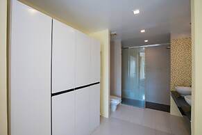 6-35 - 3 Bdr Condo With Balcony and Shared Pool