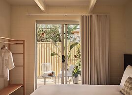 The Isla & Casita Motel