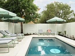 The Isla & Casita Motel