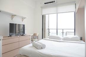 Warm And Cozy Stay Studio At Sky House Bsd Apartment