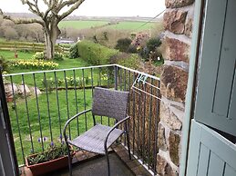 Cozy Camborne Studio Retreat With two Single Beds