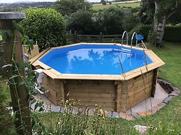 Cozy Camborne Studio Retreat With two Single Beds