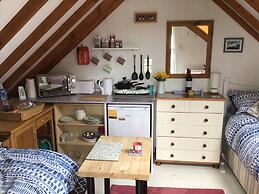 Cozy Camborne Studio Retreat With two Single Beds