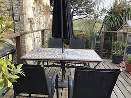 Cozy Camborne Studio Retreat With two Single Beds