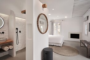 Hill Club Naxos