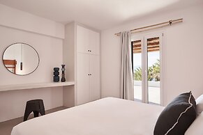 Hill Club Naxos