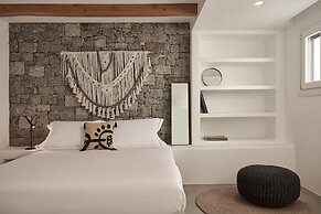 Hill Club Naxos