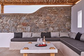 Hill Club Naxos
