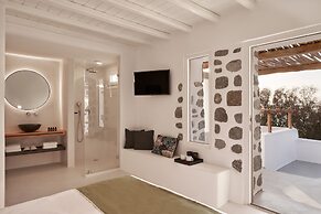 Hill Club Naxos