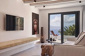 Hill Club Naxos