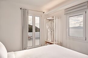 Hill Club Naxos