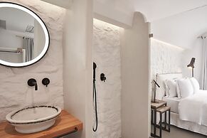 Hill Club Naxos
