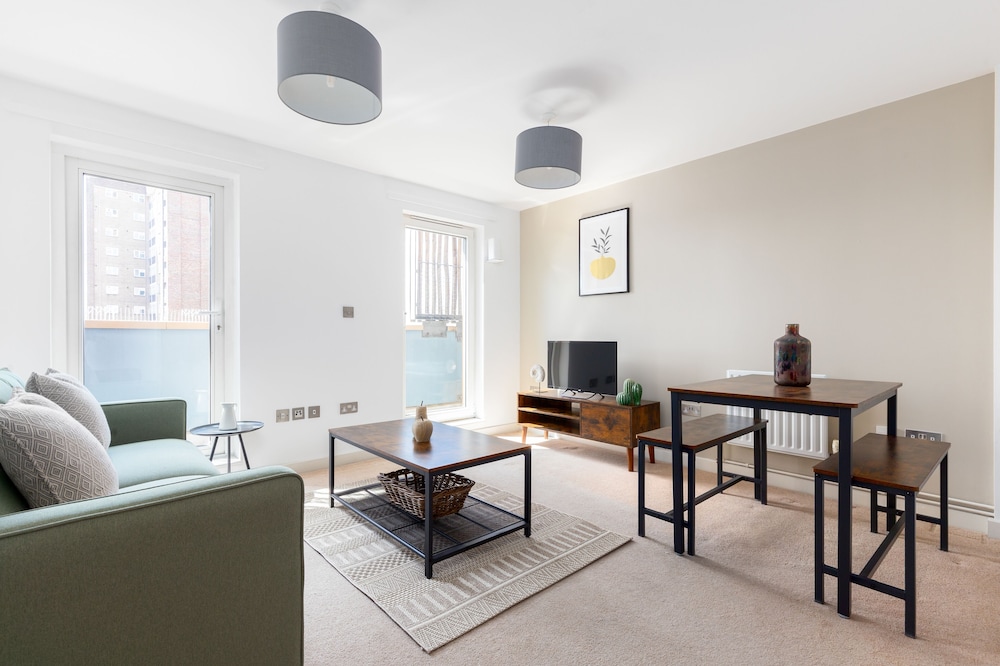 Deluxe 2 Bed Flat with Balcony in Hackney