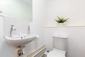 Deluxe 2 Bed Flat with Balcony in Hackney