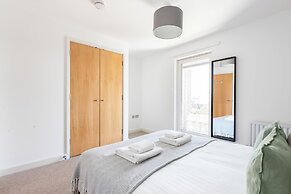 Deluxe 2 Bed Flat with Balcony in Hackney