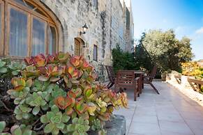 Villeleynah Amazing Gozitan Villa + Pool