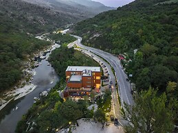 Uji i Ftohte Hotel