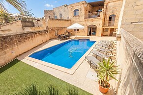Centre Island Gozitan Farmhouse & Pool