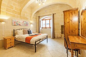 Centre Island Gozitan Farmhouse & Pool