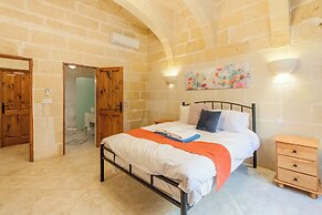 Centre Island Gozitan Farmhouse & Pool