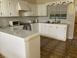2 Bed Apartment - Sea View & 10min to Local Beach