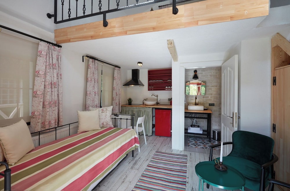 Dachas Cove Hotel