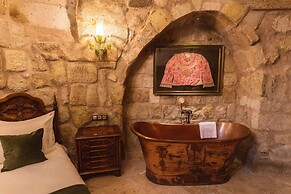 Solo Cave Suites