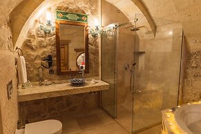 Solo Cave Suites