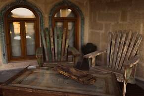 Solo Cave Suites