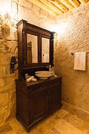 Solo Cave Suites