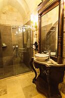 Solo Cave Suites