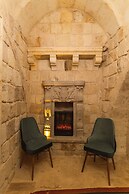 Solo Cave Suites