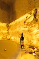 Solo Cave Suites