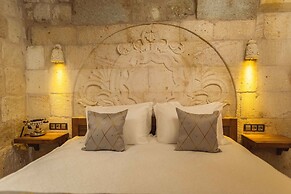 Solo Cave Suites