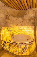 Solo Cave Suites