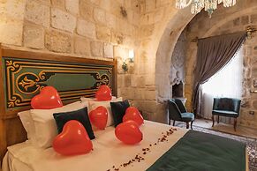 Solo Cave Suites