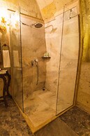 Solo Cave Suites