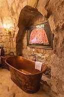 Solo Cave Suites