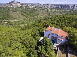 Villa Green Castle