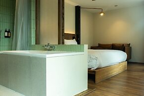 Karaarom Hotel