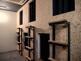 BENCH - Hostel