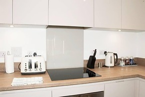 TMS Beautiful 2BR Apartment! Ensuite! Lakeside