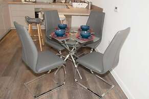 TMS Beautiful 2BR Apartment! Ensuite! Lakeside