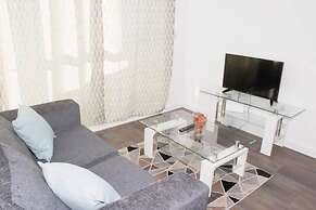TMS Beautiful 2BR Apartment! Ensuite! Lakeside