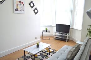 Beautiful Two-bed Apartment With Driveway Parking