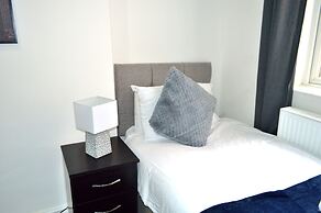 Beautiful Two-bed Apartment With Driveway Parking