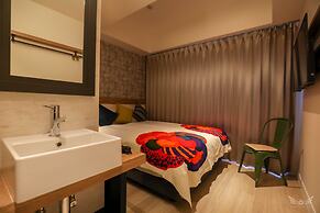 FFFFFF HOTEL