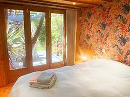 Zen Garden Cottage - Sleeps 2 - Patio & Parking