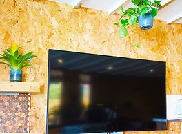Zen Garden Cottage - Sleeps 2 - Patio & Parking